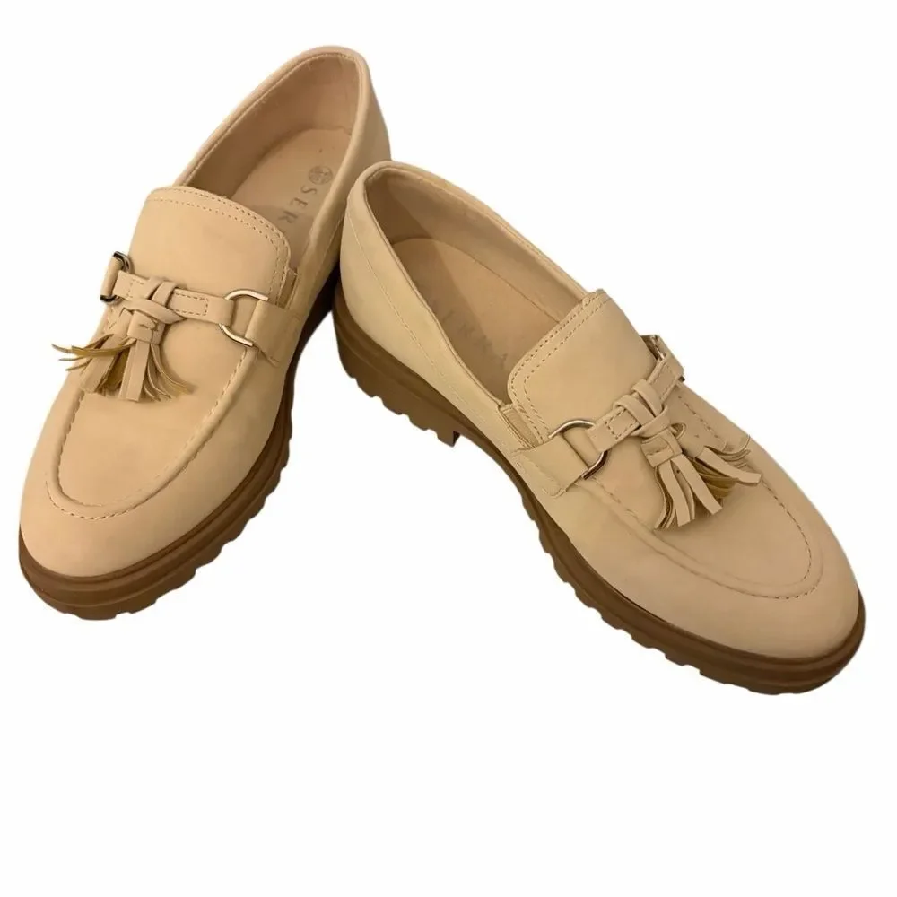 SERRA Women's loafers , cream color, lug sole, tassel , slip-on style sz 9._2